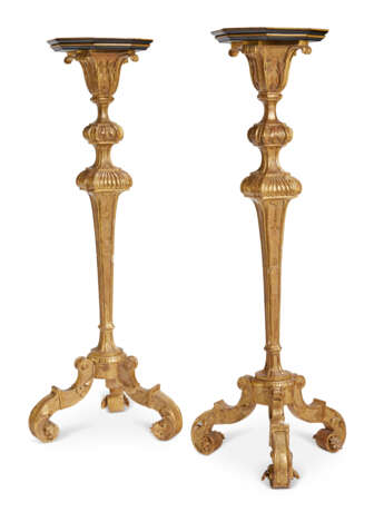 A PAIR OF QUEEN ANNE BLACK AND GILT JAPANNED AND GILTWOOD TORCHÈRES - Foto 1