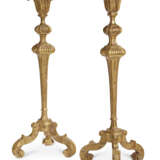 A PAIR OF QUEEN ANNE BLACK AND GILT JAPANNED AND GILTWOOD TORCHÈRES - Foto 2