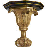 A PAIR OF QUEEN ANNE BLACK AND GILT JAPANNED AND GILTWOOD TORCHÈRES - Foto 4