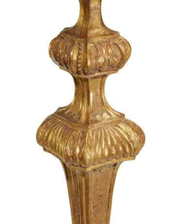 A PAIR OF QUEEN ANNE BLACK AND GILT JAPANNED AND GILTWOOD TORCHÈRES - photo 6
