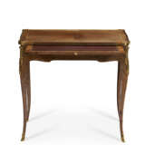 A LOUIS XV ORMOLU-MOUNTED TULIPWOOD TABLE A ECRIRE - Foto 2