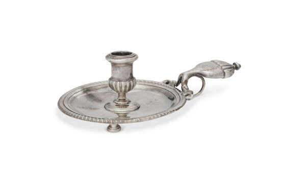 A QUEEN ANNE SILVER CHAMBER CANDLESTICK - Foto 1
