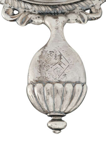 A QUEEN ANNE SILVER CHAMBER CANDLESTICK - Foto 2