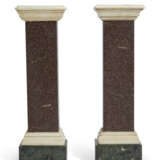 A PAIR OF ITALIAN WHITE MARBLE, PORPHYRY AND VERDE ANTICO PEDESTALS - Foto 1