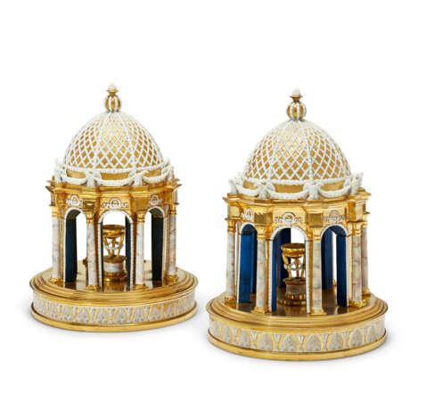 A PAIR OF PARIS (DARTE FRERES) PORCELAIN GOLD-GROUND MODELS OF TEMPLES - фото 1