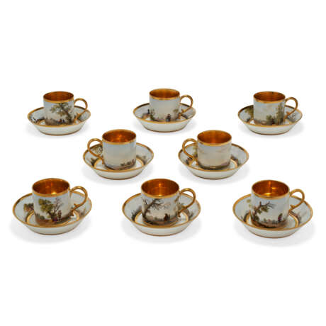 A SET OF EIGHT PARIS (DIHL ET GUERHARD) PORCELAIN GOLD-GROUND COFFEE-CANS AND SAUCERS - Foto 4