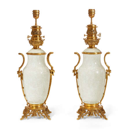 A PAIR OF FRENCH 'JAPONISME' ORMOLU-MOUNTED CRACKLE-GLAZED CELADON VASES MOUNTS AS LAMPS - photo 2
