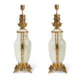 A PAIR OF FRENCH 'JAPONISME' ORMOLU-MOUNTED CRACKLE-GLAZED CELADON VASES MOUNTS AS LAMPS - Foto 3