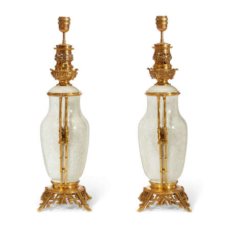 A PAIR OF FRENCH 'JAPONISME' ORMOLU-MOUNTED CRACKLE-GLAZED CELADON VASES MOUNTS AS LAMPS - фото 3
