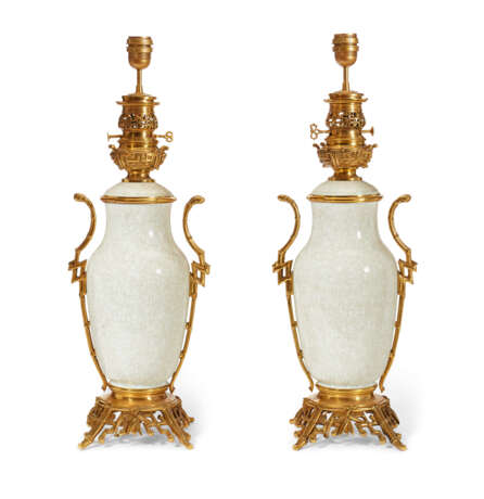 A PAIR OF FRENCH 'JAPONISME' ORMOLU-MOUNTED CRACKLE-GLAZED CELADON VASES MOUNTS AS LAMPS - Foto 4