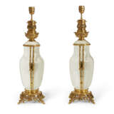 A PAIR OF FRENCH 'JAPONISME' ORMOLU-MOUNTED CRACKLE-GLAZED CELADON VASES MOUNTS AS LAMPS - Foto 5