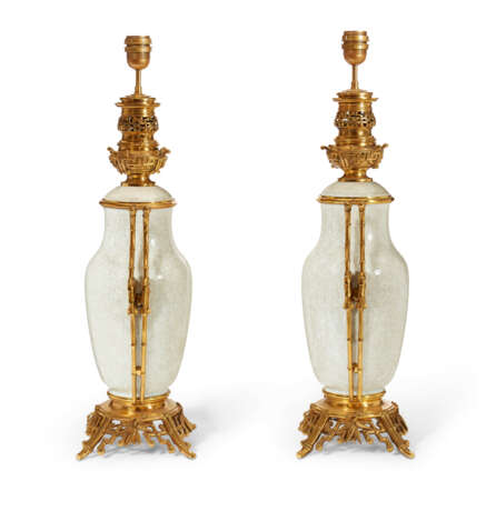 A PAIR OF FRENCH 'JAPONISME' ORMOLU-MOUNTED CRACKLE-GLAZED CELADON VASES MOUNTS AS LAMPS - Foto 5