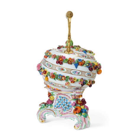 A MEISSEN PORCELAIN FLOWER-ENCRUSTED TEA KETTLE, COVER AND STAND - Foto 3