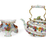 A MEISSEN PORCELAIN FLOWER-ENCRUSTED TEA KETTLE, COVER AND STAND - Foto 7