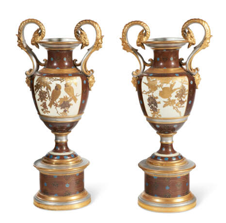 A LARGE PAIR OF PIRKENHAMMER (FISHER & MIEG) 'GOLDSTONE' AND PLATINUM GROUND VASES ON FIXED STANDS - Foto 1
