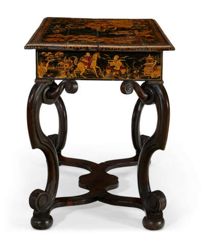A GERMAN GILT AND JAPANNED CENTER TABLE - Foto 3