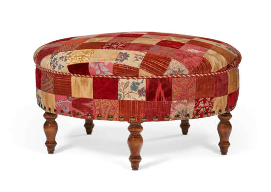 A PATCHWORK UPHOLSTERED OTTOMAN - Foto 3