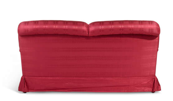 A MAGENTA SILK UPHOLSTERED TWO-SEAT SOFA - photo 3