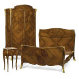 A FRENCH ORMOLU-MOUNTED KINGWOOD, BOIS SATINE AND MARQUETRY THREE-PIECE BEDROOM SUITE - Foto 1
