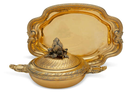 A FRENCH SILVER-GILT ECUELLE AND STAND - фото 1