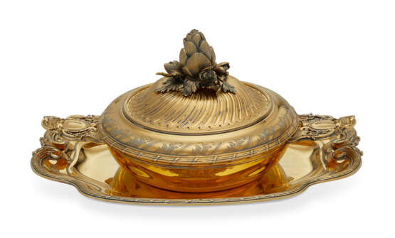 A FRENCH SILVER-GILT ECUELLE AND STAND - фото 2
