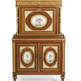 A RESTAURATION ORMOLU AND FRENCH PORCELAIN-MOUNTED MAHOGANY SECRETAIRE - Foto 1