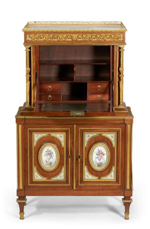 A RESTAURATION ORMOLU AND FRENCH PORCELAIN-MOUNTED MAHOGANY SECRETAIRE - Foto 2
