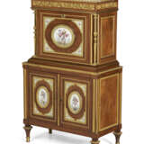 A RESTAURATION ORMOLU AND FRENCH PORCELAIN-MOUNTED MAHOGANY SECRETAIRE - Foto 4