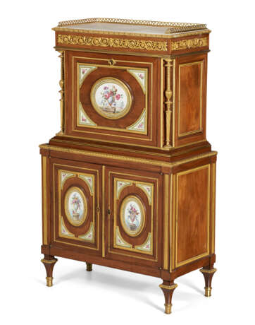 A RESTAURATION ORMOLU AND FRENCH PORCELAIN-MOUNTED MAHOGANY SECRETAIRE - фото 4