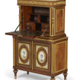 A RESTAURATION ORMOLU AND FRENCH PORCELAIN-MOUNTED MAHOGANY SECRETAIRE - Foto 5