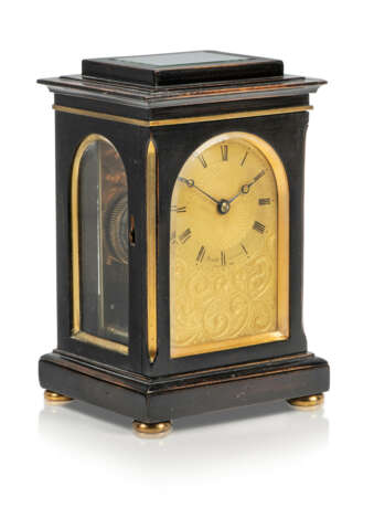 AN EARLY VICTORIAN EBONISED FRUITWOOD AND GILT-BRASS TIMEPIECE MANTEL CLOCK - Foto 1