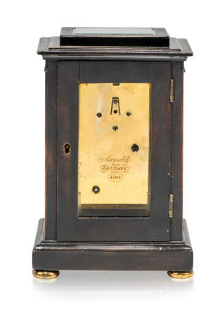 AN EARLY VICTORIAN EBONISED FRUITWOOD AND GILT-BRASS TIMEPIECE MANTEL CLOCK - Foto 2