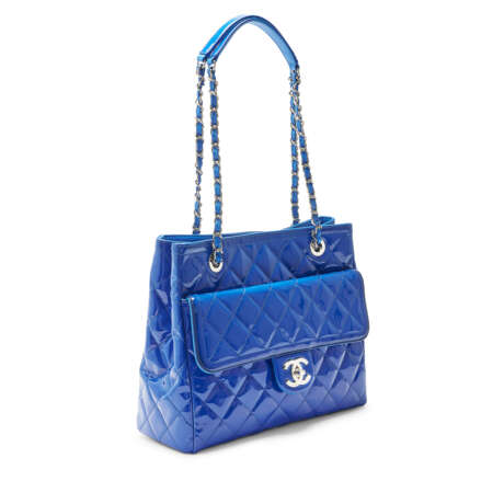 A BLUE PATENT LEATHER COCO SHINE TOTE WITH SILVER HARDWARE - фото 2