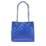 A BLUE PATENT LEATHER COCO SHINE TOTE WITH SILVER HARDWARE - фото 3