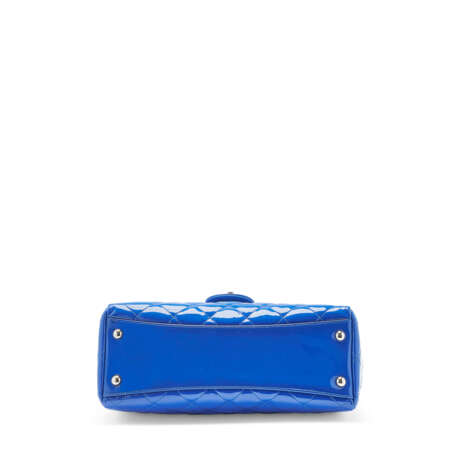 A BLUE PATENT LEATHER COCO SHINE TOTE WITH SILVER HARDWARE - Foto 4