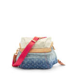 A LIMITED EDITION BLEU OMBRÉ MONOGRAM DENIM & NATURAL LEATHER SUNBURST CROSSBODY WITH GOLD HARDWARE - Foto 3