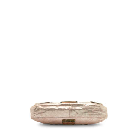 A METALLIC & IRIDESCENT LIGHT PINK LEATHER BAGUETTE WITH SILVER HARDWARE - фото 4