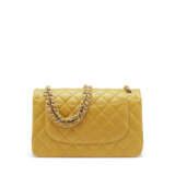 A YELLOW LAMBSKIN LEATHER JUMBO DOUBLE FLAP WITH MATTE PALE GOLD HARDWARE - Foto 3