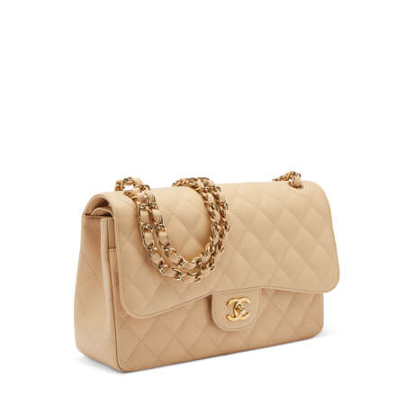 A BEIGE CAVIAR LEATHER JUMBO DOUBLE FLAP WITH GOLD HARDWARE - фото 2