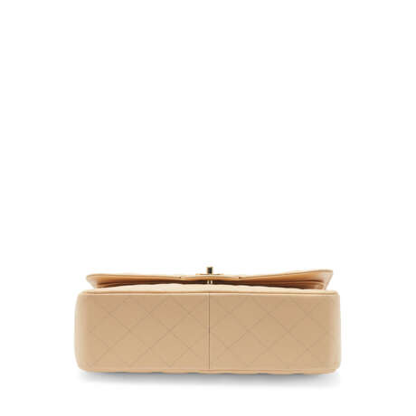 A BEIGE CAVIAR LEATHER JUMBO DOUBLE FLAP WITH GOLD HARDWARE - фото 4