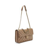 A BROWN LAMBSKIN LEATHER PERFECT EDGE FLAP WITH ANTIQUED GOLD HARDWARE - Foto 2