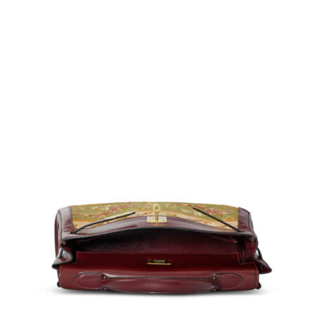 A RARE, CUSTOM ROUGE H CALFBOX LEATHER & TAPESTRY RETOURNÉ KELLY 32 WITH GOLD HARDWARE - photo 5