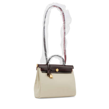 A BÉTON TOILE & ROUGE SELLIER VACHE HUNTER LEATHER HERBAG ZIP 31 WITH GOLD HARDWARE - фото 2