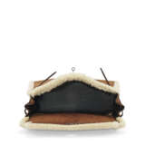 A LIMITED EDITION FAUVE VEAU DOBLIS & ÉBÈNE BARÉNIA SHEARLING RETOURNÉ KELLY 35 WITH PALLADIUM HARDWARE - Foto 5