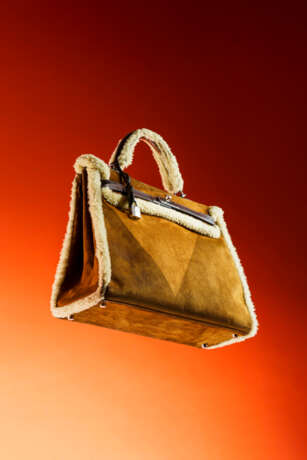 A LIMITED EDITION FAUVE VEAU DOBLIS & ÉBÈNE BARÉNIA SHEARLING RETOURNÉ KELLY 35 WITH PALLADIUM HARDWARE - Foto 6