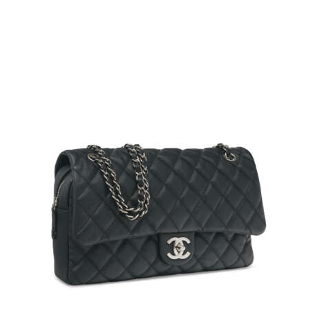 A BLACK CAVIAR LEATHER EASY FLAP BAG WITH SILVER HARDWARE - фото 2