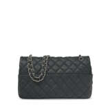 A BLACK CAVIAR LEATHER EASY FLAP BAG WITH SILVER HARDWARE - Foto 3