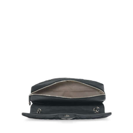 A BLACK CAVIAR LEATHER EASY FLAP BAG WITH SILVER HARDWARE - фото 5