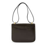 A MARRON FONCÉ CALF BOX LEATHER CONSTANCE 23 WITH GOLD HARDWARE - фото 3