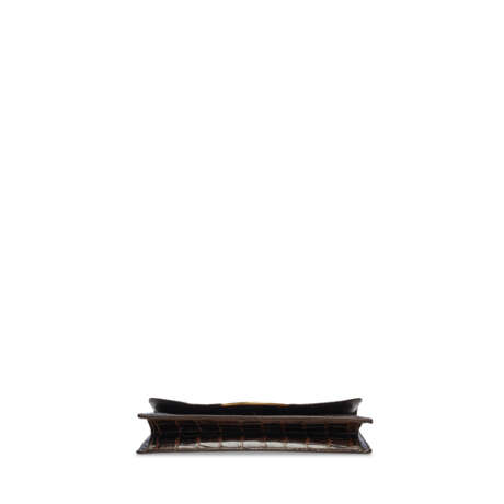 A SHINY MARRON FONCÉ POROSUS CROCODILE ONDINE POUCH WITH GOLD HARDWARE - Foto 4